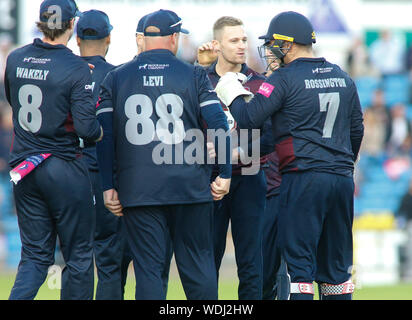 Emerald du stade Headingley, Leeds, West Yorkshire, le 29 août 2019. Graeme White (C) de Northamptonshire Steelbacks célèbre en tenant le wicket de David Willey de Yorkshire capturés par Faheem Ashraf durant la vitalité Blast match entre le Yorkshire vs Northamptonshire Steelbacks Viking à Emerald du stade Headingley, Leeds, West Yorkshire. Credit : Touchlinepics/Alamy Live News Banque D'Images