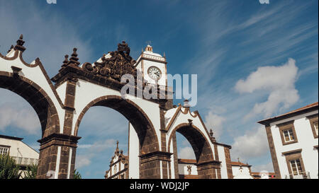 Portas da Cidade au village de Ponta Delgada aux Açores (Portugal). Portes d'entrée et la tour de l'horloge de l'église Saint Sabastian. Banque D'Images