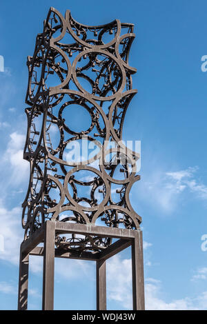 Amsterdam, Pays-Bas - 30 juin 2019 : Gros plan du grand art, sculpture rouillée de cercles de métal soudés ensemble et définir contre ciel bleu avec s Banque D'Images