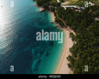 Vue aérienne d'une plage de Zlatni Rat vide / corne d'or et ses eaux cristallines, sur l'île de Brač, Croatie Banque D'Images