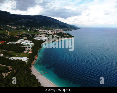 Vue aérienne d'une plage de Zlatni Rat vide / corne d'or et de la ville de Bol, sur l'île de Brac (Croatie) Banque D'Images