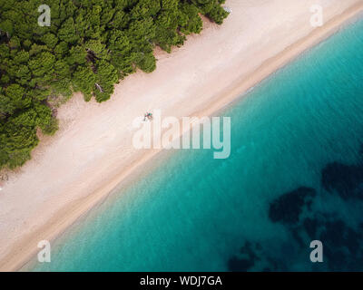 Vue aérienne d'une plage de Zlatni Rat vide / corne d'or et ses eaux cristallines, sur l'île de Brač, Croatie Banque D'Images