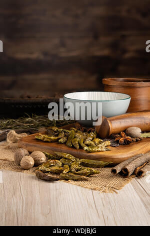 Gousses de Chili au dragon thaïlandais séchées dans un bol et préparation de la nourriture et dans un décor de cuisine Banque D'Images