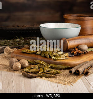 Gousses de Chili au dragon thaïlandais séchées dans un bol et préparation de la nourriture et dans un décor de cuisine Banque D'Images