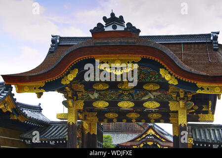 La Karamon Gate menant à l'entrée du palais du château de Nijo, Kyoto, Japon, créé pour un dirigeant Shogun au 16ème siècle Banque D'Images