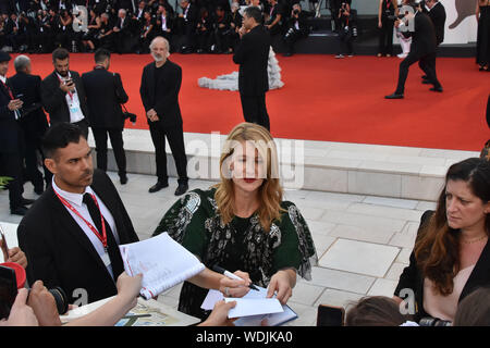 Venise, Italie. Août 29, 2019. Laura Dern, marche le tapis rouge de l'avant du 'mariage' le dépistage au cours de la 76e Mostra de Venise à la Sala Grande le 29 août 2019 à Venise, Italie. Credit : Andrea Merola/éveil/Alamy Live News Banque D'Images