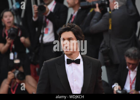 Venise, Italie. Août 29, 2019. Adam Driver marche sur le tapis rouge de l'avant du 'mariage' le dépistage au cours de la 76e Mostra de Venise à la Sala Grande le 29 août 2019 à Venise, Italie. Credit : Andrea Merola/éveil/Alamy Live News Banque D'Images