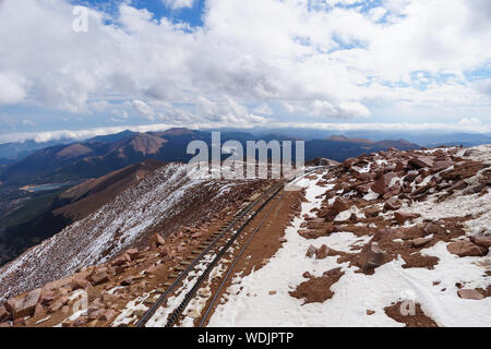 Haut dans les nuages sont la voie ferrée qui siège au sommet de la montagne. Banque D'Images