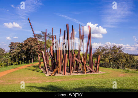 Inhotim Beam Drop '(2008) Chris Burden, Inhotim, Institut d'Art Contemporain et le jardin botanique, Brumadinho, Minas Gerais, Brésil Banque D'Images