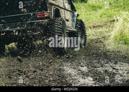 Menant à travers les sentiers extrêmes. Vus ou offroader de boue sur la route. Voitures de course offroad. Voiture tout-terrain en action. Voiture sale dur à haute vitesse. Location de lor Banque D'Images