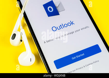 Helsinki, Finlande, le 4 mai 2019 : Microsoft Outlook office l'icône de l'application sur Apple iPhone écran X close-up. Icône de l'application Microsoft Outlook. Hors Microsoft Banque D'Images