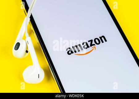 Helsinki, Finlande, le 4 mai 2019 : l'icône de l'application shopping Amazon sur Apple iPhone écran X close-up. Amazon shopping icône de l'application. Application mobile Amazon Banque D'Images