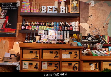 Madison, WI USA. Jul 2018. Assortiment de quantité de bière locale dans le libre service de tiroirs et de l'artisanat locaux artisanaux. Banque D'Images