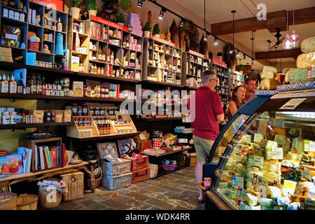 Madison, WI USA. Jul 2018. Assortiment de quantité de viandes, fromages, desserts, sauces, épices, alcool, et bien d'autres produits alimentaires, y compris des œuvres d'artisanat local Banque D'Images