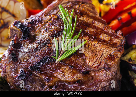 Steak juteux et légumes grillés à la poêle. Close-up Banque D'Images
