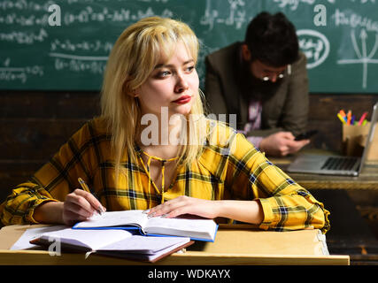 Essayer l'étudiant est celui qui a le plus de potentiel. High school college students studying et lire ensemble dans la catégorie concepts d'éducation. Student Banque D'Images