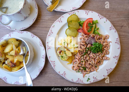 Crabe de la mer du Nord avec des pommes de terre sautées et garnir de persil, l'aromatique de fruits de mer est un mets typique sur la côte en Frise, dans le nord de l'Allemagne, le hig Banque D'Images