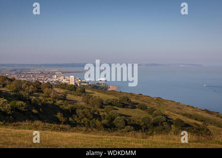 Vue depuis le sud des bas près de Beachy Head à Eastbourne sur le long de la côte et de la jetée, Pevensey Bay, Bay normands, Bexhill et Hastings. Banque D'Images