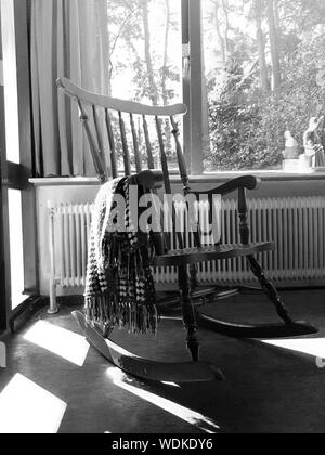 Rocking chair en bois dans le pays de l'intérieur de style noir et blanc Banque D'Images