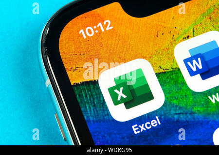 Helsinki, Finlande, le 4 mai 2019 : l'icône de l'application Excel de Microsoft sur Apple iPhone écran X close-up. Icône de l'application Microsoft Office Excel. Microsoft Office Banque D'Images