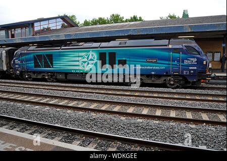 Services ferroviaires directs 68 68008 locomotive 'Avenger' tirant une Chiltern Railways train à la gare d'Oxford. Banque D'Images