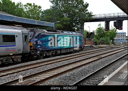 Services ferroviaires directs 68 68008 locomotive 'Avenger' tirant une Chiltern Railways train à la gare d'Oxford. Banque D'Images