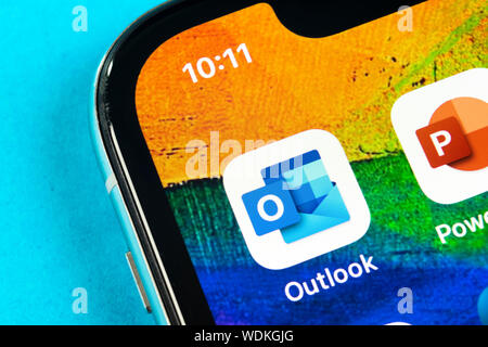 Helsinki, Finlande, le 4 mai 2019 : Microsoft Outlook office l'icône de l'application sur Apple iPhone écran X close-up. Icône de l'application Microsoft Outlook. Hors Microsoft Banque D'Images
