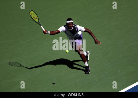 New York, États-Unis. Août 29, 2019. Flushing Meadows, New York, United States - 29 août 2019. Frances Tiafoe des États-Unis en action contre Alexander Zverev de l'Allemagne à l'US Open à Flushing Meadows, New York. Zverev a remporté le match en 5 sets. Crédit : Adam Stoltman/Alamy Live News Banque D'Images