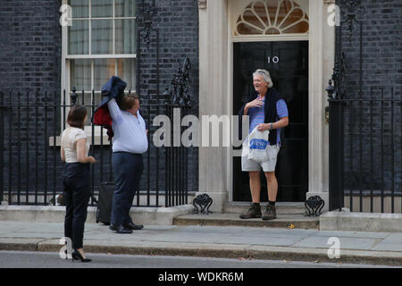 Westminster, Londres, 29 août 2019. Pub Wetherspoons, fondateur et président de la chaîne Tim Martin, les promenades le long de Downing Street et en No10. Martin était dans la presse au cours des derniers jours, comme il a été suggéré qu'il peut être donné une pairie par le gouvernement Johnson. Il a été un partisan bien connu Brexit et donateur de la cause pendant un certain temps. Banque D'Images