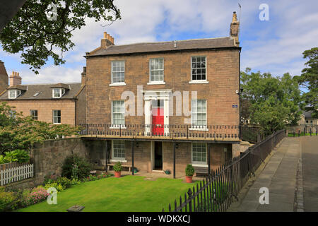 L'ancienne maison de chasse, maison géorgienne classée Grade II sur les murs de la période élisabéthaine, Weymouth, Dorset, Angleterre, Royaume-Uni. Banque D'Images