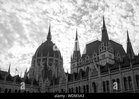 Belle vue de Budapest le Parlement contre le ciel, la Hongrie. Les voyages. Banque D'Images