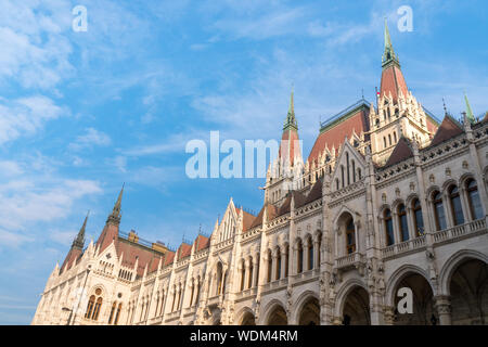 Belle vue de Budapest le Parlement contre le ciel, la Hongrie. Les voyages. Banque D'Images