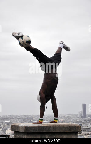 Freestyle avec la balle. Iya TRAORE jonglant avec un ballon de foot en face du Sacré Cœur. Banque D'Images