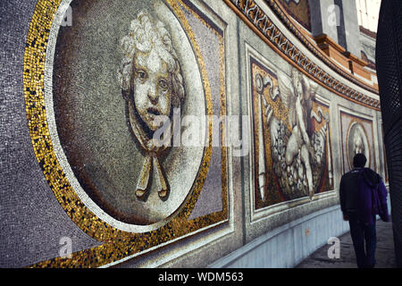 Mosaïque sur le mur de la Basilique Saint-Pierre à Rome Banque D'Images