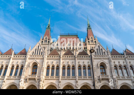 Belle vue de Budapest le Parlement contre le ciel, la Hongrie. Les voyages. Banque D'Images