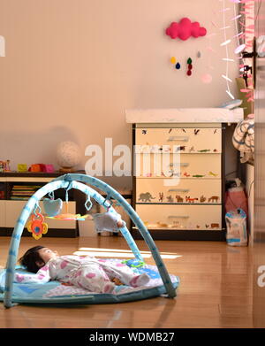 Baby Girl in nursery prix couché à la fenêtre à Banque D'Images