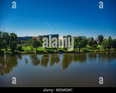 Vol aérien sur la Vltava à côté des ponts journée ensoleillée de l'été à Prague Banque D'Images