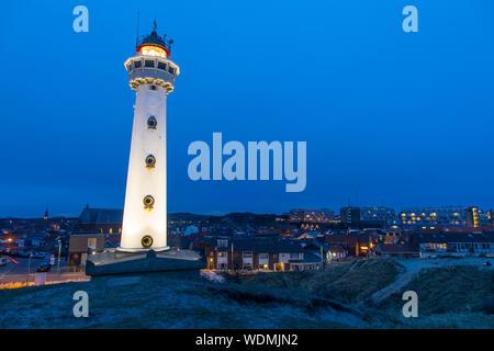 Phare, hors service, à la plage de la mer du Nord d'Egmond aan Zee, Hollande du Nord, Pays-Bas, Banque D'Images