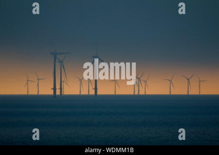 North-Dutch côte, Egmond aan Zee parc éolien offshore à l'arrière, le coucher du soleil Banque D'Images