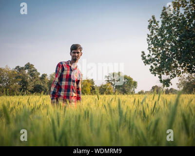 Portrait d'un homme, debout au milieu d'un champ en milieu rural organique Chapati, Khajuraho Madhya Pradesh, Inde, Asie Banque D'Images