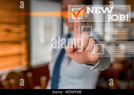 L'écriture de texte Word Nouveau travail. Photo d'affaires mettant en position d'avoir récemment payé emploi régulier femme debout à la caméra montrant ancragedans Banque D'Images