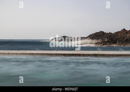 Mesa del Mar piscine naturelle, une longue exposition de la photographie, le mouvement des vagues dans l'océan Atlantique, les roches volcaniques et d'horizon, l'arrière-plan, Tenerife Tacoronte Banque D'Images