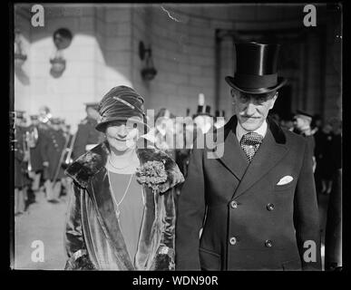 La gouverneure générale et de la Vicomtesse de Willingdon Canada arrivent à Washington pour visiter, 12/6/27. La Gouverneure générale et de la Vicomtesse de Willingdon au Canada l'Union Station à Washington aujourd'hui, quand est arrivé pour une visite jusqu'à vendredi. [...] Tous les invités de président et Mme Coolidge au dîner [...] Maison Blanche ce soir Abstract/moyenne : 1 négative : 4 x 5 in. ou moins Banque D'Images