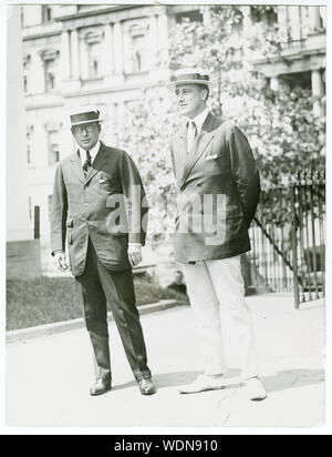 Le gouverneur James M. Cox de l'Ohio et Franklin D. Roosevelt de New York, en arrivant à la maison blanche avec le président de la conférence pour l'Abstract/moyenne : 1. d'impression photographique. Banque D'Images