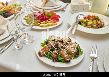 Aubergine en tranches roule comme en-cas servis sur une table dans un restaurant. Banque D'Images