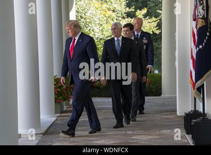 Le Président des Etats-Unis, Donald J. Trump, suivi par le Vice-président américain Mike Pence, Ministre de la Défense, le docteur Mark Esper T. et le général John W. 'Jay' Raymond, commandant de l'Air Force Space Command, marcher sur la colonnade d'annoncer la création du Commandement spatial américain dans la roseraie de la Maison Blanche à Washington, DC le Jeudi, août 29, 2019. La commande de l'espace sera le principal responsable de l'agence militaire pour la planification et l'exécution des opérations dans l'espace et sera un pas vers l'établissement d'un espace de travail comme un nouveau service militaire. Photo par Ron Sachs/UPI Banque D'Images