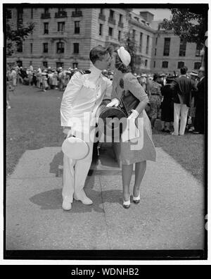 Le jour de la remise des diplômes à Annapolis. Washington, D.C., 6 juin. L'United States Naval Academy, classe de 1940, a tenu des diplômes aujourd'hui à Annapolis, Maryland Abstract/moyenne : 1 négative : 4 x 5 in. ou moins Banque D'Images