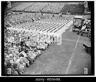 Le jour de la remise des diplômes à l'académie navale des États-Unis. Annapolis, Md, 1 juin. L'amiral William D. Leahy, chef des opérations navales, traitant les 578 diplômés de l'United States Naval Academy ici aujourd'hui. À la suite de l'amiral Leahy parler commissions présentées comme enseignes à 525 membres de la classe. Bien que les 52 autres diplômés leur échec à l'examen physique strict les a empêchés de recevoir des commissions nationales Résumé/moyenne : 1 négative : 4 x 5 in. ou moins Banque D'Images