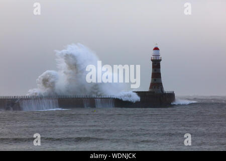 Énorme vague frappant le mur de mer durant une onde de tempête à Sunderland, Tyne et Wear, Angleterre, Grande-Bretagne Banque D'Images