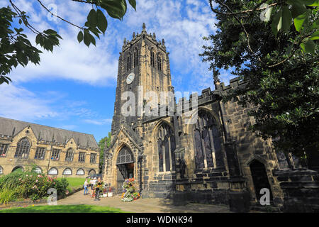 Entrée et tour de la cathédrale d'Halifax, où Anne Lister de "Gentleman Jack' fame a été baptisé et enterré, dans le West Yorkshire, UK Banque D'Images